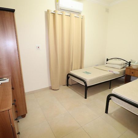 The Sea Just Across The Road - Flat 3 Apartment Сейнт Полс Бей Екстериор снимка