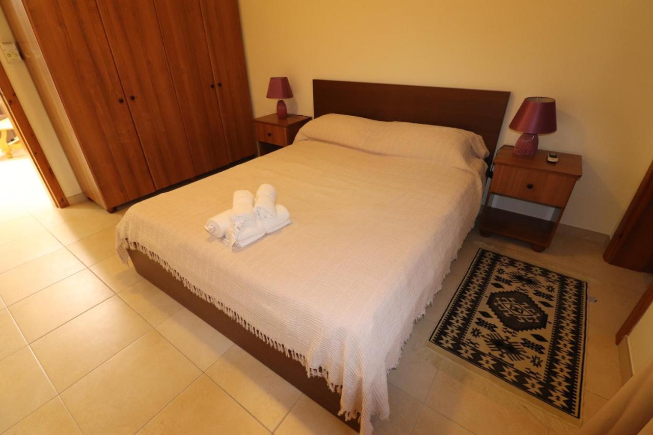 The Sea Just Across The Road - Flat 3 Apartment Сейнт Полс Бей Екстериор снимка