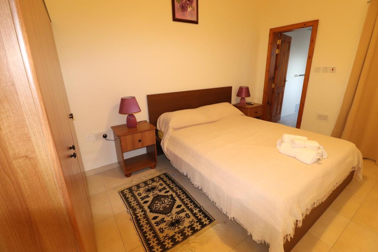 The Sea Just Across The Road - Flat 3 Apartment Сейнт Полс Бей Екстериор снимка