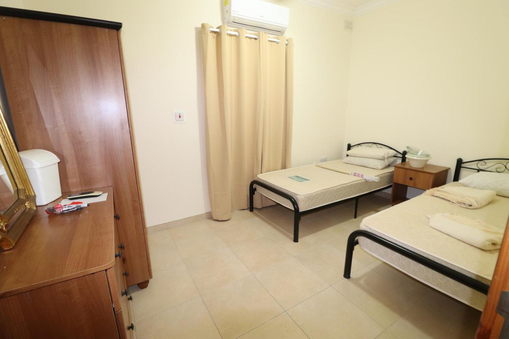 The Sea Just Across The Road - Flat 3 Apartment Сейнт Полс Бей Екстериор снимка
